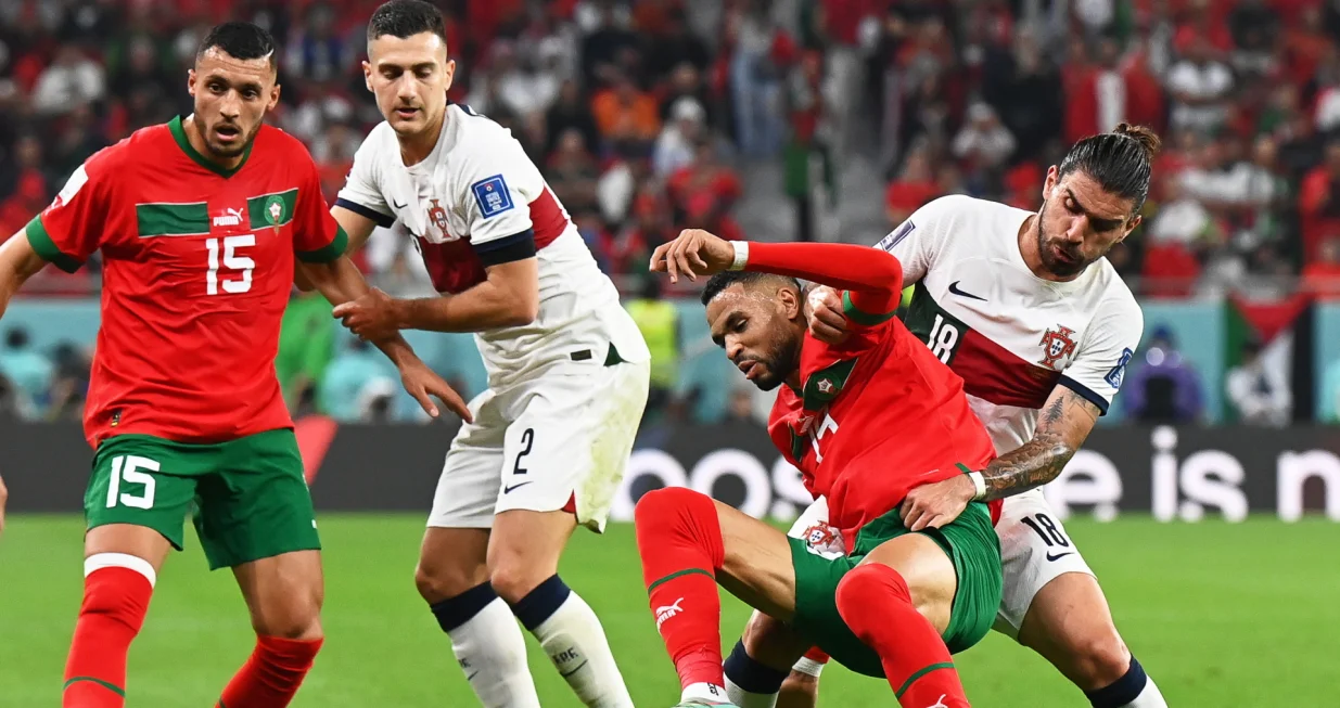 epa10359234 Ruben Neves (R) of Portugal in action against Youssef En-Nesyri (2-R) of Morocco during the FIFA World Cup 2022 quarter final soccer match between Morocco and Portugal at Al Thumama Stadium in Doha, Qatar, 10 December 2022. EPA/Georgi Licovski/Foto: Georgi Licovski