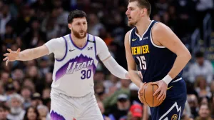 Dec 22, 2025; Denver, Colorado, USA; Denver Nuggets center Nikola Jokic (15) controls the ball as Utah Jazz center Jusuf Nurkic (30) guards in the first quarter at Ball Arena. Mandatory Credit: Isaiah J. Downing-Imagn Images/Foto: Isaiah J. Downing