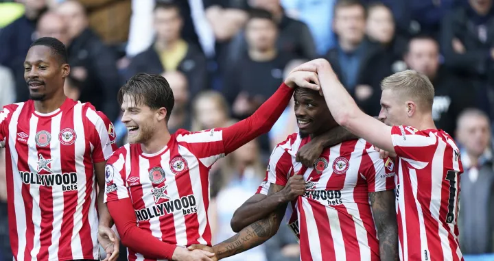 epa10301714 Ivan Toney (2-R) of Brentford celebrates with teammates after scoring a goal during the English Premier League soccer match between Manchester City and Brentford FC in Manchester, Britain, 12 November 2022. EPA/Tim Keeton EDITORIAL USE ONLY. No use with unauthorized audio, video, data, fixture lists, club/league logos or 'live' services. Online in-match use limited to 120 images, no video emulation. No use in betting, games or single club/league/player publications/Foto: Tim Keeton