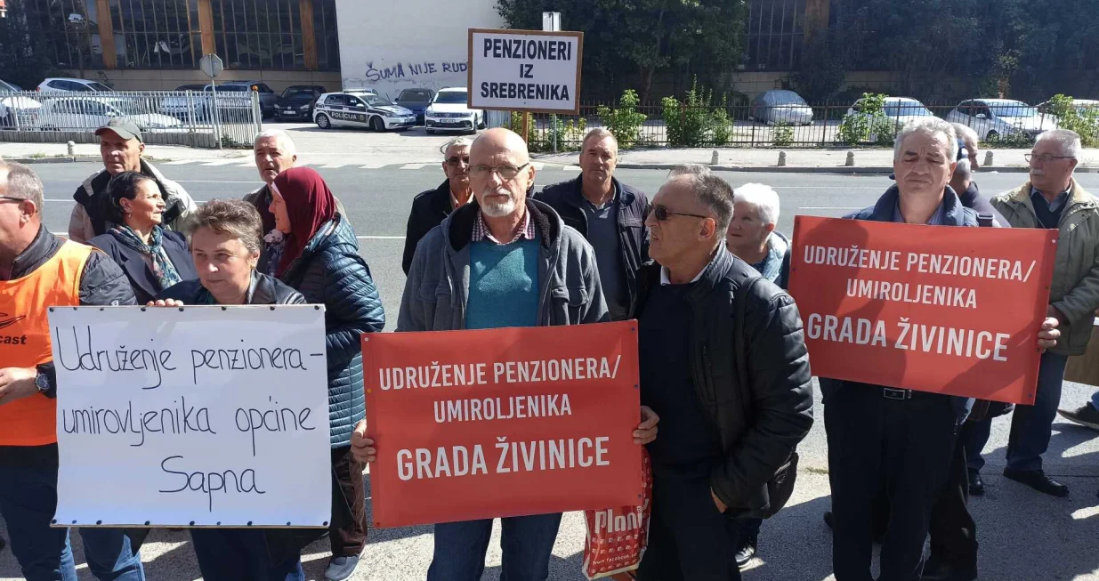Protest penzionera ispred zgrade Vlade FBiH, penzioneri/Senad Gubelić/