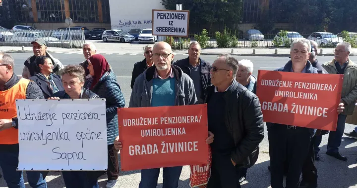 Protest penzionera ispred zgrade Vlade FBiH, penzioneri/Senad Gubelić/