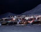 gradić Longyearbyen na norve&scaron;kom arktičkom otoku Svalbardu, jednom od najsjevernijih naselja svijeta/Himmel S