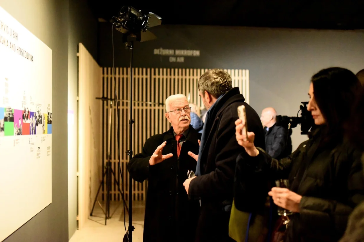 Otvorena izložba "Dru&scaron;tvo na aparatima": Koračanje stazama ponosa i slave