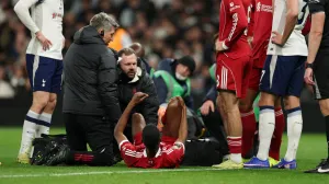 FILE PHOTO: Soccer Football - Premier League - Tottenham Hotspur v Liverpool - Tottenham Hotspur Stadium, London, Britain - December 20, 2025 Liverpool's Alexander Isak receives medical attention due to an injury after scoring their first goal Action Images via Reuters/John Sibley EDITORIAL USE ONLY. NO USE WITH UNAUTHORIZED AUDIO, VIDEO, DATA, FIXTURE LISTS, CLUB/LEAGUE LOGOS OR 'LIVE' SERVICES. ONLINE IN-MATCH USE LIMITED TO 120 IMAGES, NO VIDEO EMULATION. NO USE IN BETTING, GAMES OR SINGLE CLUB/LEAGUE/PLAYER PUBLICATIONS. PLEASE CONTACT YOUR ACCOUNT REPRESENTATIVE FOR FURTHER DETAILS../File Photo/Foto: John Sibley