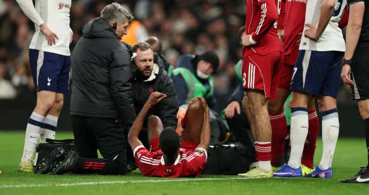 FILE PHOTO: Soccer Football - Premier League - Tottenham Hotspur v Liverpool - Tottenham Hotspur Stadium, London, Britain - December 20, 2025 Liverpool's Alexander Isak receives medical attention due to an injury after scoring their first goal Action Images via Reuters/John Sibley EDITORIAL USE ONLY. NO USE WITH UNAUTHORIZED AUDIO, VIDEO, DATA, FIXTURE LISTS, CLUB/LEAGUE LOGOS OR 'LIVE' SERVICES. ONLINE IN-MATCH USE LIMITED TO 120 IMAGES, NO VIDEO EMULATION. NO USE IN BETTING, GAMES OR SINGLE CLUB/LEAGUE/PLAYER PUBLICATIONS. PLEASE CONTACT YOUR ACCOUNT REPRESENTATIVE FOR FURTHER DETAILS../File Photo/Foto: John Sibley
