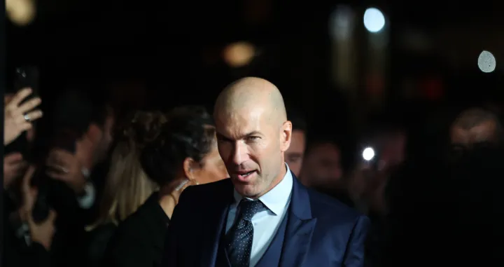 epa10249279 Former soccer player Zinedine Zidane arrives for the Ballon d'Or ceremony in Paris, France, 17 October 2022. For the first time the Ballon d'Or, presented by the magazine France Football, will be awarded to the best players of the 2021-22 season instead of the calendar year. EPA/Mohammed Badra/Foto: Mohammed Badra