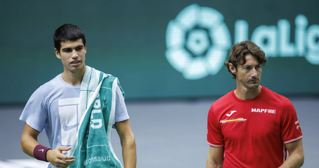 epa10183592 Spanish tennis player Carlos Alcaraz (L) next to his coach Juan Carlos Ferrero (R) take part in a training session ahead of the Davis Cup tennis match between Spain and Serbia, in Valencia, eastern of Spain, 14 September 2022. EPA/Biel Alino/Foto: Biel Alino