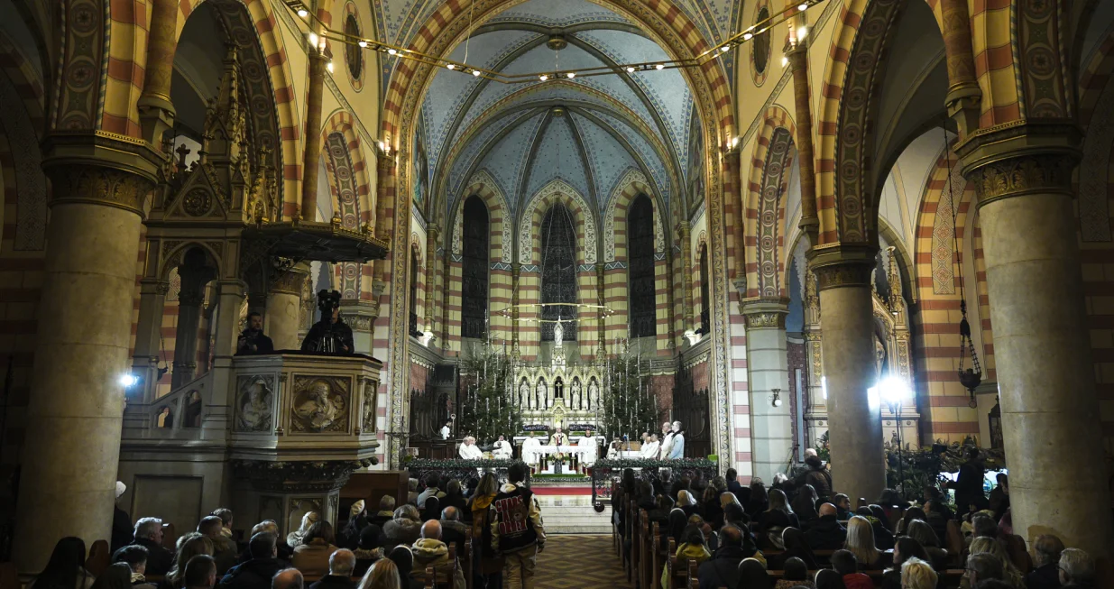 Sarajevo, BIH - 24. decembar 2025:Vrhbosanski nadbiskup metropolit monsinjor Tomo VukЕЎiД&Dagger; predvodio je misu boЕѕiД&Dagger;nog bdjenja u sarajevskoj Katedrali Srca Isusva gdje je bio prisutan veliki broj vjernika koji doДЌekuju Badnje veДЌe i predstojeД&Dagger;i BoЕѕiД&Dagger;. (SamД&plusmn;r JordamovД&plusmn;c - Anadolu Agency)/