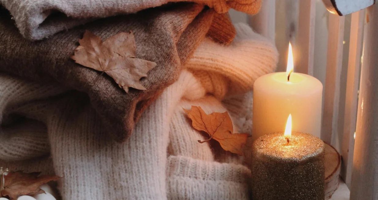 jesen, novembar, svijeće, džemperi, opalo li&scaron;će/Pexels