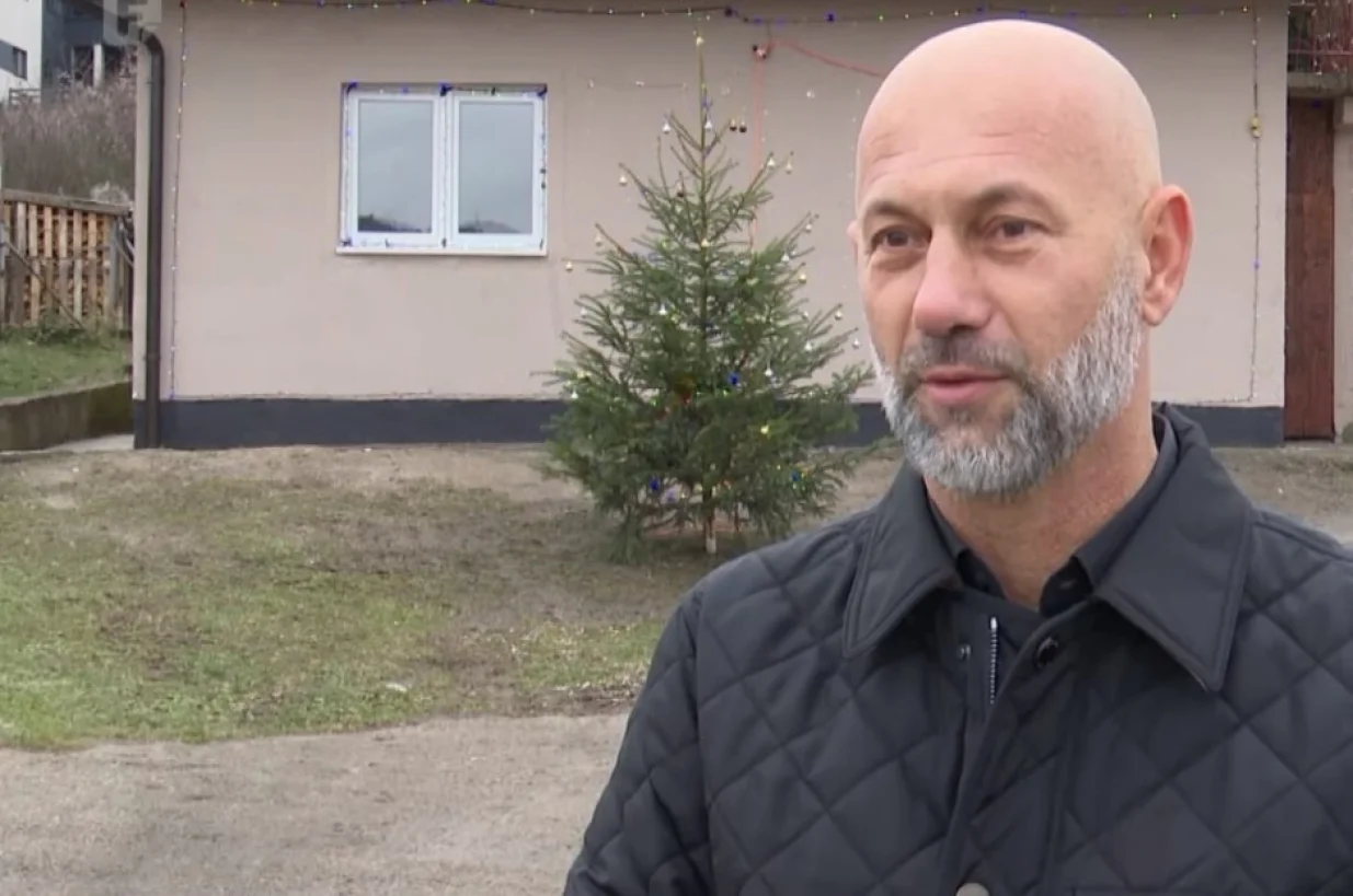 Jasmin Horić ispred obnovljene kuće porodice Ljubas/Screenshot/Ftv