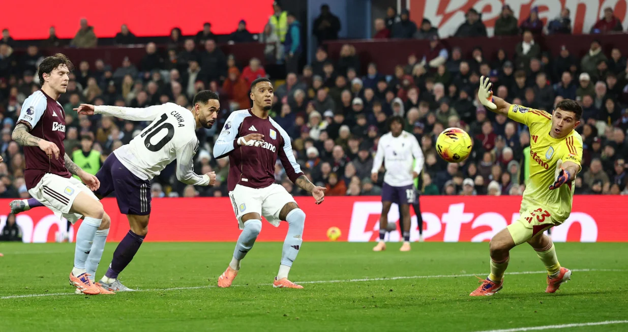 Soccer Football - Premier League - Aston Villa v Manchester United - Villa Park, Birmingham, Britain - December 21, 2025 Manchester United's Matheus Cunha heads at goal REUTERS/David Klein EDITORIAL USE ONLY. NO USE WITH UNAUTHORIZED AUDIO, VIDEO, DATA, FIXTURE LISTS, CLUB/LEAGUE LOGOS OR 'LIVE' SERVICES. ONLINE IN-MATCH USE LIMITED TO 120 IMAGES, NO VIDEO EMULATION. NO USE IN BETTING, GAMES OR SINGLE CLUB/LEAGUE/PLAYER PUBLICATIONS. PLEASE CONTACT YOUR ACCOUNT REPRESENTATIVE FOR FURTHER DETAILS../Foto: David Klein