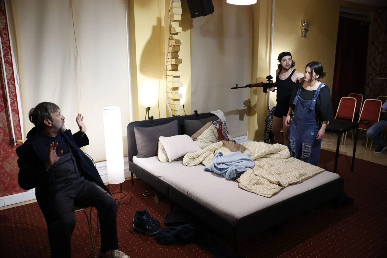 SARAJEVO, 24. decembra (FENA) -Premijernom izvedbom komada "Snajper" Damira Karaka&scaron;a koji režira Dino Mustafić 27. decembra u Multimedijalnom centru kulture CZK zvanično će početi s radom novoosnovani Teatar 071. Riječ o alternativnom pozori&scaron;tu Teatar 071 koji će imati svoj prostor i infrastrukturu, a osnovao ga je glumac Senad Alihodžić. Smje&scaron;ten je u stanu u ulici Sime Milutinovića. (Foto FENA/Almir Razić)/Almir Razić 