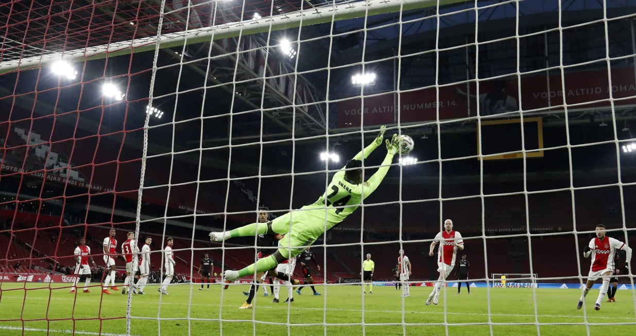 epa08930592 Ajax Amsterdam goalkeeper Andre Onana in action during the Dutch Eredivisie soccer match between Ajax Amsterdam and PSV Eindhoven in Amsterdam, The Netherlands, 10 January 2021. EPA/MAURICE VAN STEEN/Foto: Maurice Van Steen