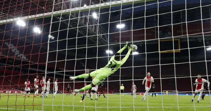 epa08930592 Ajax Amsterdam goalkeeper Andre Onana in action during the Dutch Eredivisie soccer match between Ajax Amsterdam and PSV Eindhoven in Amsterdam, The Netherlands, 10 January 2021. EPA/MAURICE VAN STEEN/Foto: Maurice Van Steen