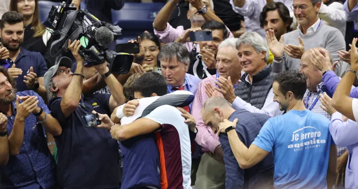 epa10179040 Carlos Alcaraz of Spain celebrates with coach Juan Carlos Ferrero (L) after defeating Casper Ruud of Norway during the men's final match at the US Open Tennis Championships at the USTA National Tennis Center in Flushing Meadows, New York, USA, 11 September 2022. The US Open runs from 29 August through 11 September. EPA/JUSTIN LANE/Foto: Justin Lane