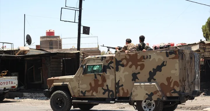 Sukobi između sirijskih snaga sigurnosti i naoružanih lokalnih grupa nastavljaju se četvrti dan dok vlada nastoji preuzeti kontrolu nad provincijom Suwayda, gdje je koncentrirano stanovni&scaron;tvo Druzi, u Suwaydi, Sirija, 16. jula 2025./İzettin Kasım