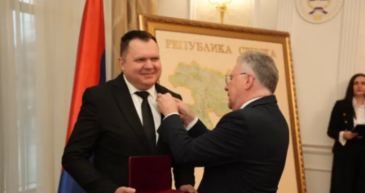 Željko Budimir, Igor Kalabuhov, uručivanje priznanja "Pu&scaron;kin"/Rtrs