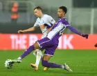 Soccer Football - UEFA Conference League - Fiorentina v Dynamo Kyiv - Stadio Artemio Franchi, Florence, Italy - December 11, 2025 Fiorentina's Amir Richardson in action with Dynamo Kyiv's Vladislav Kabaiev REUTERS/Jennifer Lorenzini/Foto: Jennifer Lorenzini