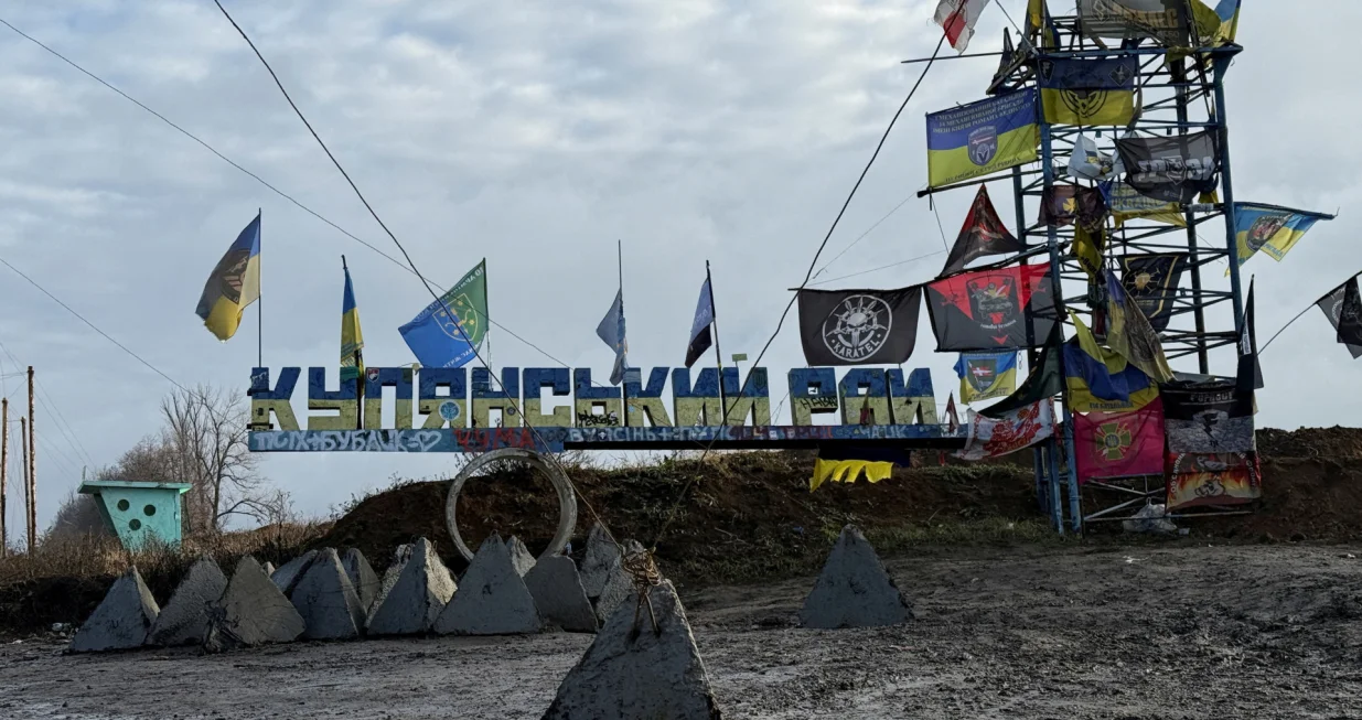 A road sign reads 'Kupiansk region', amid Russia's attack on Ukraine, near the frontline town of Kupiansk, Ukraine December 12, 2025. REUTERS/Stringer REFILE - CORRECTING MONTH FROM "NOVEMBER" TO "DECEMBER"./Stringer