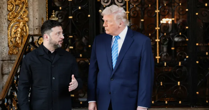 U.S. President Donald Trump greets Ukrainian President Volodymyr Zelenskiy as he arrives for meetings at Trump's Mar-a-Lago club in Palm Beach, Florida, U.S., December 28, 2025. REUTERS/Jonathan Ernst/Jonathan Ernst