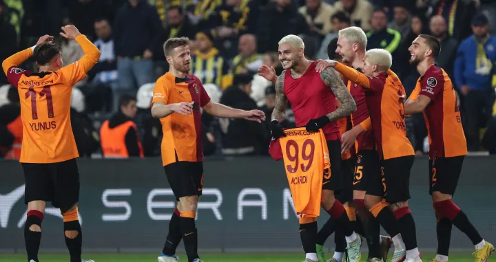 epa10396168 Mauro Icardi (C) of Galatasaray celebrates with teammates after scoring the 3-0 lead during the Turkish Super League soccer derby match between Fenerbahce and Galatasaray in Istanbul, Turkey, 08 January 2023. EPA/ERDEM SAHIN/Foto: Erdem Sahin