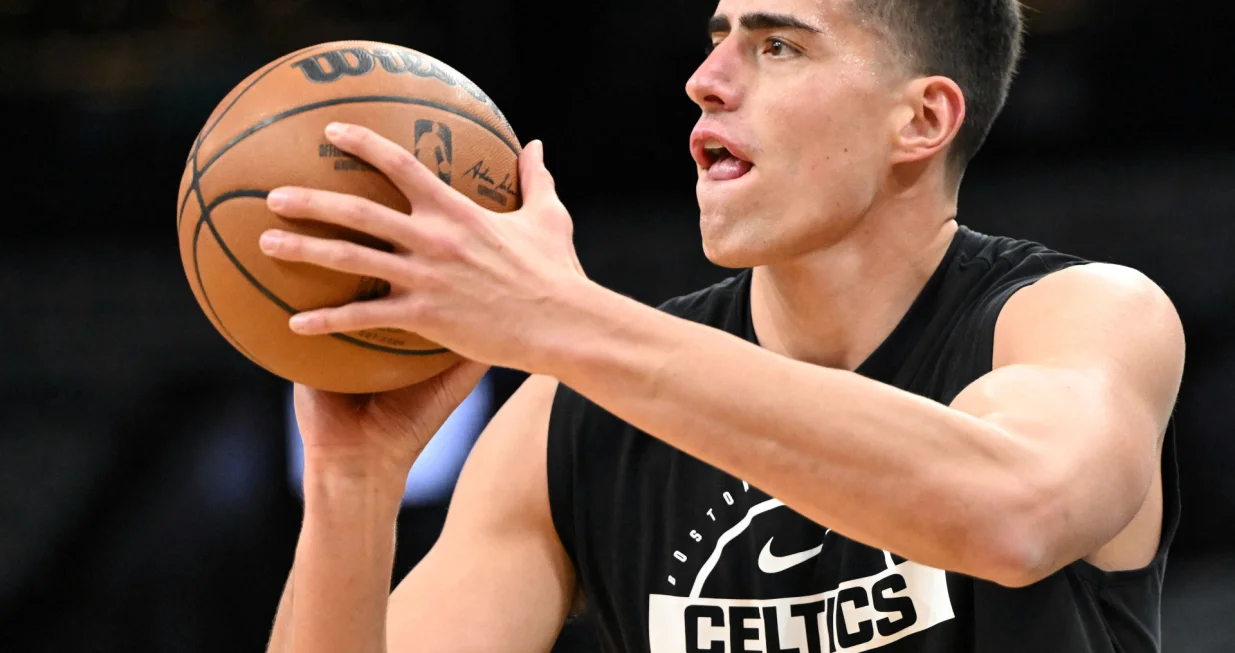 Dec 2, 2025; Boston, Massachusetts, USA; Boston Celtics center Luka Garza (52) takes a shot during warmups before a game against the New York Knicks at the TD Garden. Mandatory Credit: Brian Fluharty-Imagn Images/Foto: Brian Fluharty
