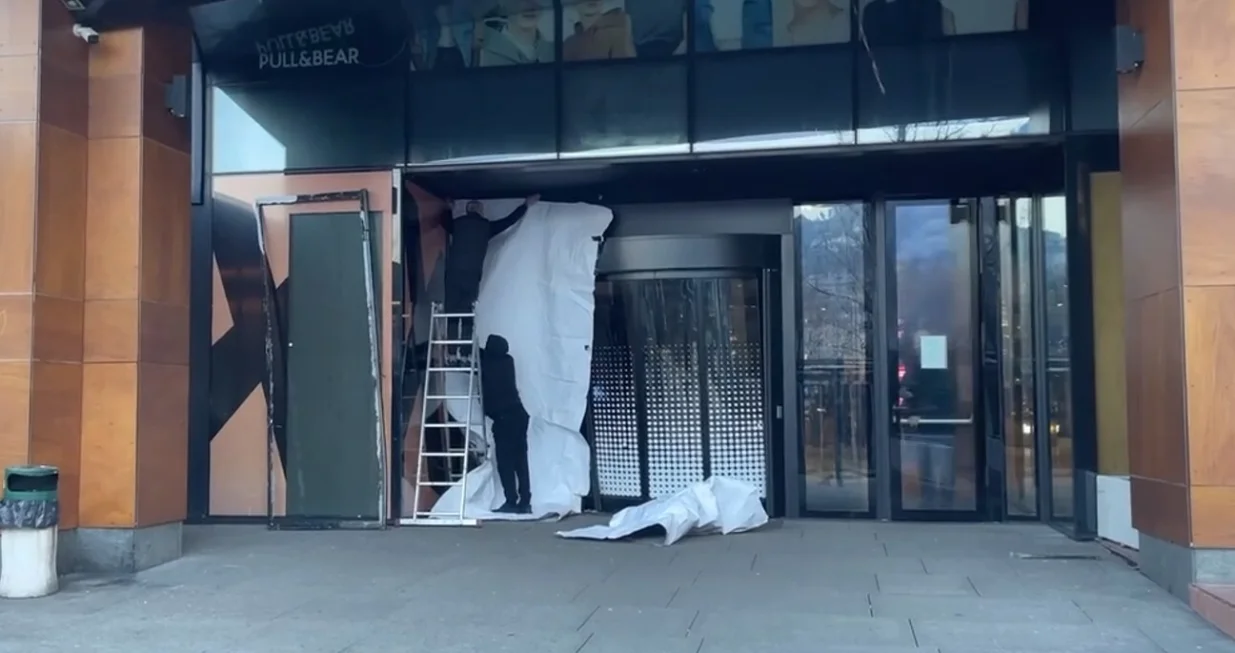 Radnici otklanjaju kvar na vratima/Klix/Screenshot/