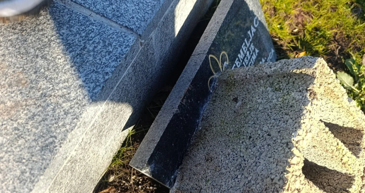 Ostecenje spomenika streljanim pripadnicima ARBiH u sovicima2/Facebook