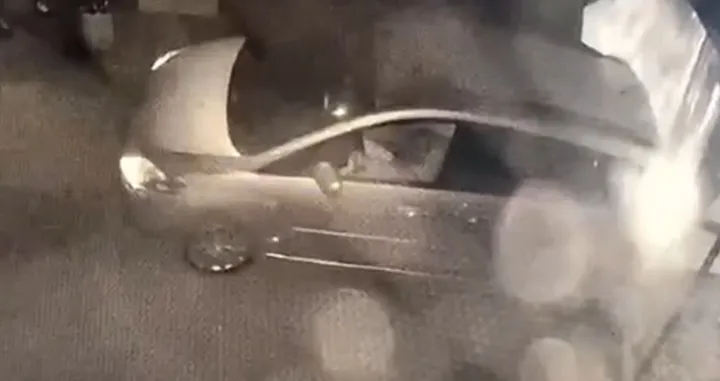 Trenutak kada vozilo udara u rotaciona vrata/Screenshot/