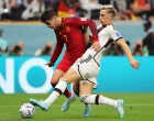epa10333471 Alvaro Morata (L) of Spain in action against Nico Schlotterbeck (R) of Germany during the FIFA World Cup 2022 group E soccer match between Spain and Germany at Al Bayt Stadium in Al Khor, Qatar, 27 November 2022. EPA/Friedemann Vogel/Foto: Friedemann Vogel