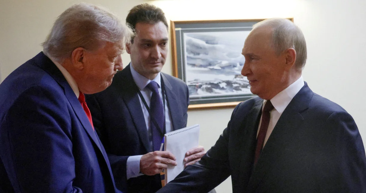 FILE PHOTO: U.S. President Donald Trump shakes hands with Russian President Vladimir Putin before a joint news conference following their meeting at Joint Base Elmendorf-Richardson in Anchorage, Alaska, U.S., August 15, 2025. Sputnik/Gavriil Grigorov/Pool via REUTERS ATTENTION EDITORS - THIS IMAGE WAS PROVIDED BY A THIRD PARTY./File Photo/Gavriil Grigorov