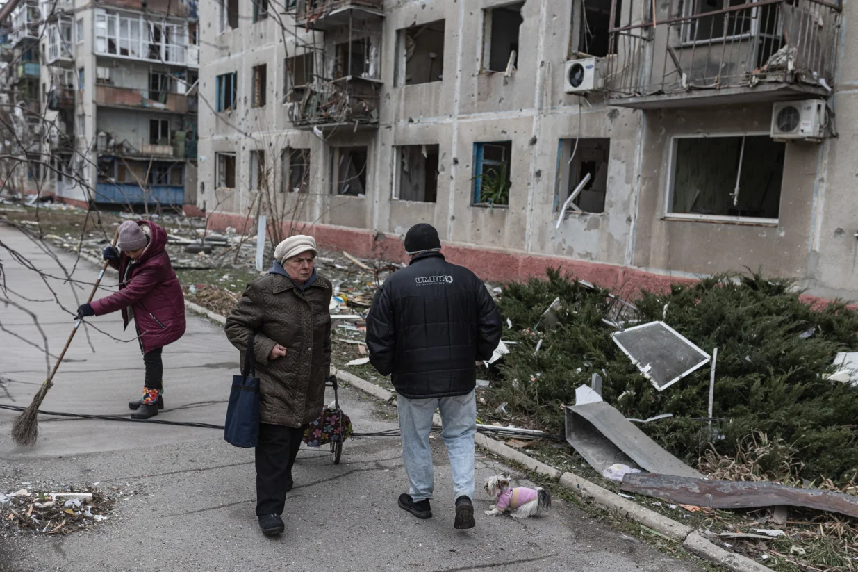 DRUZHKIVKA, UKRAJINA - 21. DECEMBAR:Civili su čistili ru&scaron;evine nakon ruskog granatiranja stambenog naselja u Druzhkivki, Ukrajina, 21. decembra 2025. (Diego Herrera Carcedo - Anadolu Agency)/