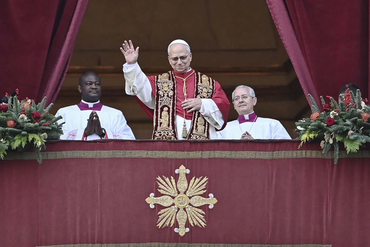 VATIKAN, VATIKAN - 25. DECEMBAR:Papa Lav XIV pojavio se u centralnoj loži Bazilike Svetog Petra kako bi održao božićnu poruku "Urbi et Orbi" ("Gradu i svijetu") u Vatikanu, 25. decembra 2025. godine (Isabella Bonotto - Anadolu Agency)/