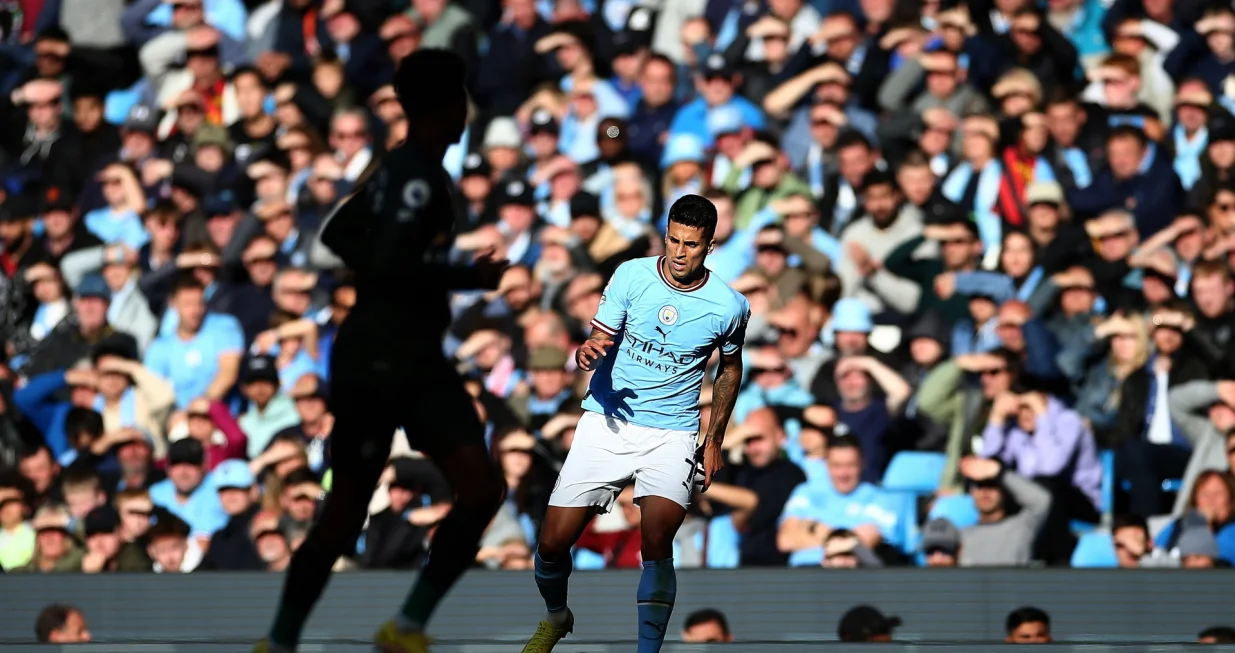 epa10230881 Manchester City's Joao Cancelo (R) in actrion during the English Premier League soccer match between Manchester City and Southampton FC in Manchester, Britain, 08 October 2022. EPA/ADAM VAUGHAN EDITORIAL USE ONLY. No use with unauthorized audio, video, data, fixture lists, club/league logos or 'live' services. Online in-match use limited to 120 images, no video emulation. No use in betting, games or single club/league/player publications/Foto: Adam Vaughan