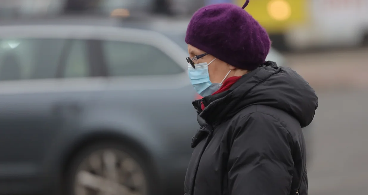 otoka zima zagađenje maska mjerna stanica zagađenosti zraka dalekovod automobili/Senad Gubelić