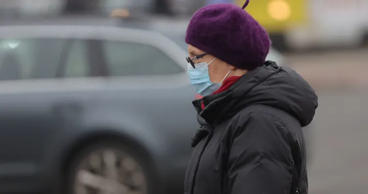 otoka zima zagađenje maska mjerna stanica zagađenosti zraka dalekovod automobili/Senad Gubelić