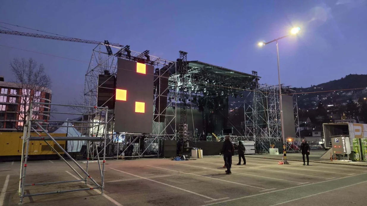 Na parking prostoru iza Sarajevo City Centra u toku su intenzivne pripreme za javni doček Nove godine u Sarajevu. Radnici ovih dana postavljaju binu na kojoj će u novogodi&scaron;njoj noći nastupiti Divanhana, Dženan Lončarević i Jelena Rozga./Lejla Sofradžija