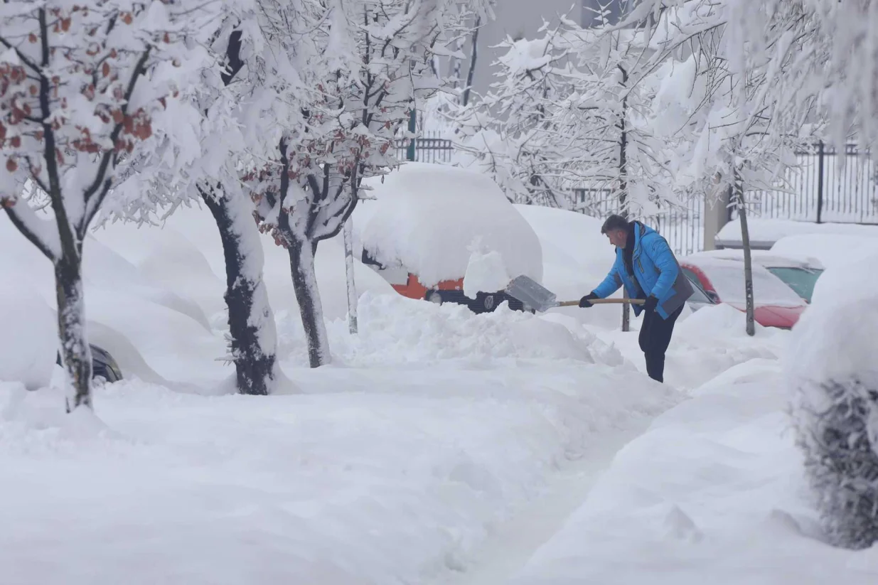 snijeg, sarajevo, ulice, građani, či&scaron;ćenje, vrijeme/Senad Gubelić