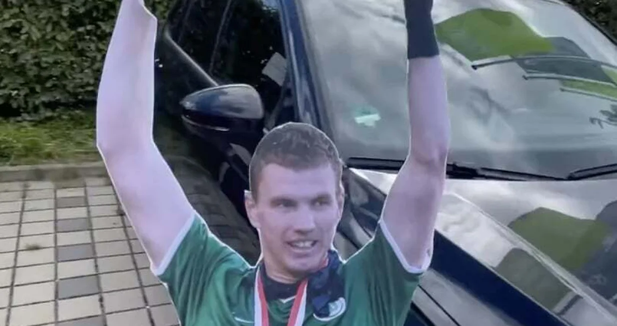 Džeko na naljepnici (FOTO: Instagram)/Foto: 