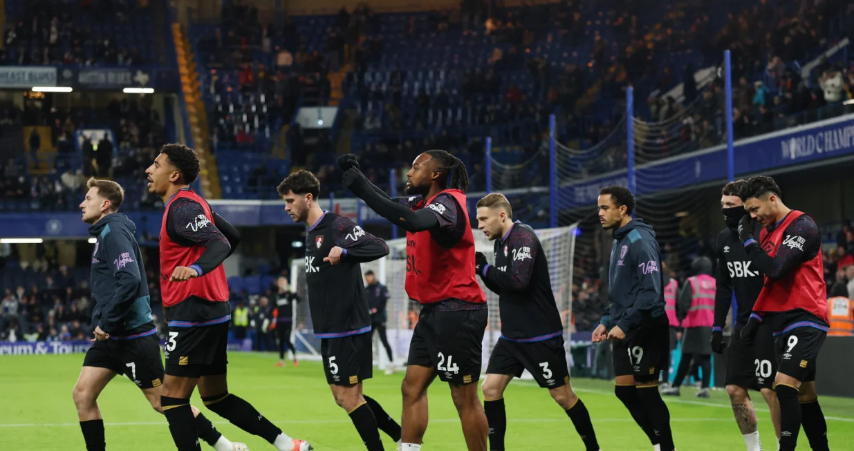 Soccer Football - Premier League - Chelsea v AFC Bournemouth - Stamford Bridge, London, Britain - December 30, 2025 AFC Bournemouth's Antoine Semenyo with teammates during the warm up before the match Action Images via Reuters/Andrew Boyers EDITORIAL USE ONLY. NO USE WITH UNAUTHORIZED AUDIO, VIDEO, DATA, FIXTURE LISTS, CLUB/LEAGUE LOGOS OR 'LIVE' SERVICES. ONLINE IN-MATCH USE LIMITED TO 120 IMAGES, NO VIDEO EMULATION. NO USE IN BETTING, GAMES OR SINGLE CLUB/LEAGUE/PLAYER PUBLICATIONS. PLEASE CONTACT YOUR ACCOUNT REPRESENTATIVE FOR FURTHER DETAILS../Foto: Andrew Boyers
