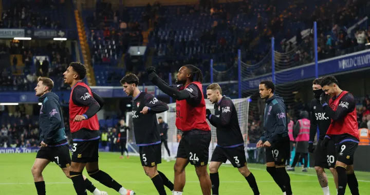 Soccer Football - Premier League - Chelsea v AFC Bournemouth - Stamford Bridge, London, Britain - December 30, 2025 AFC Bournemouth's Antoine Semenyo with teammates during the warm up before the match Action Images via Reuters/Andrew Boyers EDITORIAL USE ONLY. NO USE WITH UNAUTHORIZED AUDIO, VIDEO, DATA, FIXTURE LISTS, CLUB/LEAGUE LOGOS OR 'LIVE' SERVICES. ONLINE IN-MATCH USE LIMITED TO 120 IMAGES, NO VIDEO EMULATION. NO USE IN BETTING, GAMES OR SINGLE CLUB/LEAGUE/PLAYER PUBLICATIONS. PLEASE CONTACT YOUR ACCOUNT REPRESENTATIVE FOR FURTHER DETAILS../Foto: Andrew Boyers