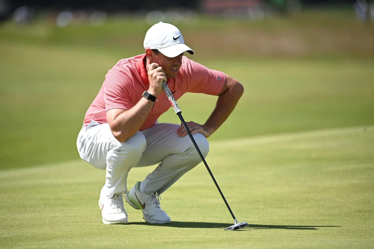 epa09351180 Rory Mcllroy of Northern Ireland lines up on the 15th green during the 3rd round of The Open 2021 golf championship at Royal St George's golf course in Sandwich, Kent, Britain, 17 July 2021. EPA/NEIL HALL/Foto: Neil Hall