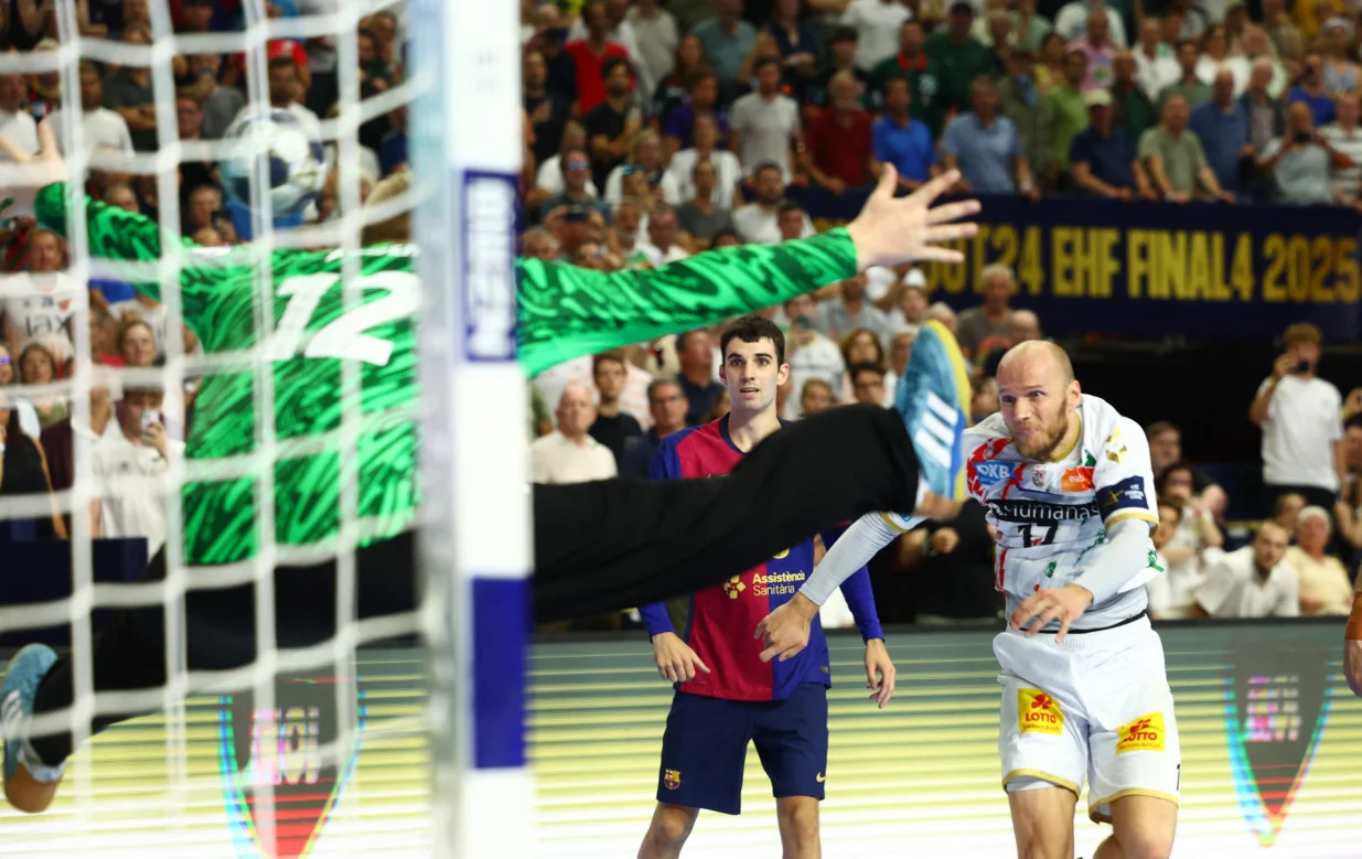 Handball - EHF Men's Handball Champions League - Semi Finals - Barcelona v SC Magdeburg - Lanxess Arena, Cologne, Germany - June 14, 2025 SC Magdeburg's Tim Hornke in action REUTERS/Leon Kuegeler/Foto: Leon Kuegeler