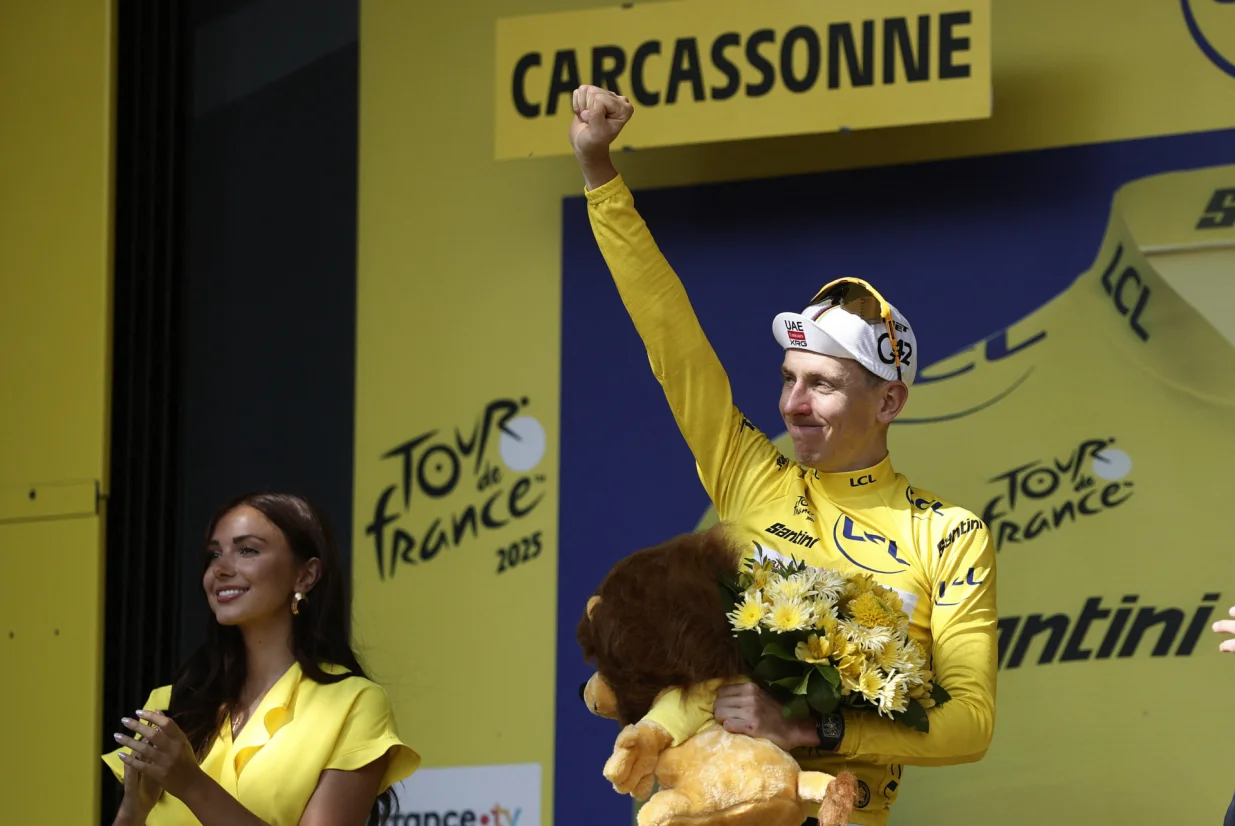 Cycling - Tour de France - Stage 15 - Muret to Carcassonne - Muret, France - July 20, 2025 UAE Team Emirates XRG's Tadej Pogacar celebrates on the podium wearing the yellow jersey after stage 15/Foto: Benoit Tessier