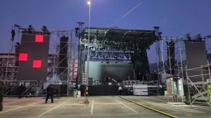 Na parking prostoru iza Sarajevo City Centra u toku su intenzivne pripreme za javni doček Nove godine u Sarajevu. Radnici ovih dana postavljaju binu na kojoj će u novogodišnjoj noći nastupiti Divanhana, Dženan Lončarević i Jelena Rozga./Lejla Sofradžija