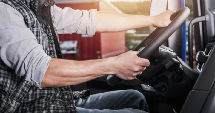 vozač kamiona, kamion, vozači/Freepik