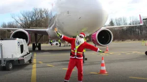 Parker aviona na Međunarodnom aerodromu u Tuzli se obukao kao Djed Mraz i dijelio slatkiše djeci//