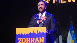 NEW YORK, SAD - 4. NOVEMBAR 2025.Novoizabrani gradonačelnik New Yorka Zohran Mamdani obećao je rano u srijedu ujutro da će ispuniti svoje glavno predizborno obećanje da će najveći američki grad učiniti pristupačnim za svoje stanovnike i time poslužiti kao nacionalni model za kolege demokrate u pobjedi nad predsjednikom Donaldom Trumpom na izborima.Mamdani je poželio svom glavnom rivalu, bivšem guverneru države New York Andrewu Cuomu da se vrati privatnom životu."Neka večeras bude posljednji put da izgovorim njegovo ime dok okrećemo stranicu politike koja napušta mnoge i odgovara samo nekolicini", rekao je nakon što je proglasio pobjedu na izborima za gradonačelnika u New Yorku. (Selçuk Acar - Anadolu Agency)/