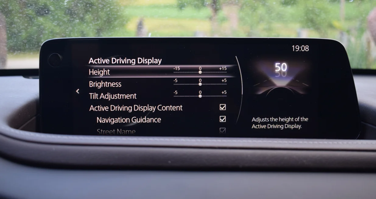 I dok bi se u pogledu koncepta, opreme, kvaliteta materijala i izrade i mogla porediti s nekim od potencijalnih konkurenata, u pogledu dizajna, unutra&scaron;njeg uređenja, a posebno pogona Mazda CX-30 je bez ikakve sumnje jedinstven automobil na trži&scaron;tu, koji potvrđuje da je jo&scaron; uvijek moguće ponuditi uspje&scaron;an izuzetak od pravila&hellip;&nbsp;yadfhadfh/