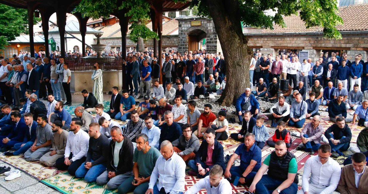 Bajram-namaz, Kurban-bajram, klanjan bajram-namaz u Begovoj džamiji u Sarajevu/Damir Deljo